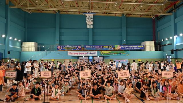 -8일 어린이 수영 선수들이 센터별로 기념촬영을 하는 모습 사진 화성도시공사