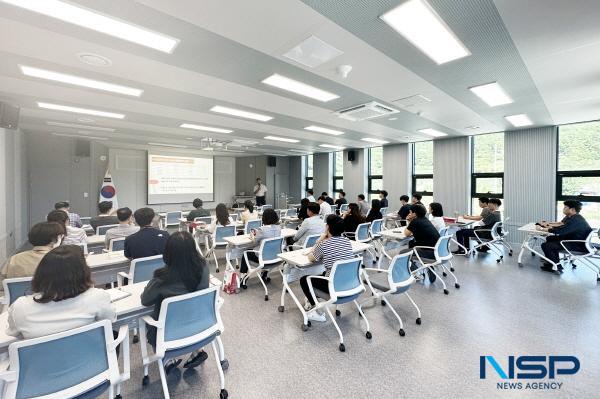 NSP통신-청송군농업기술센터는 지난 4일 황금사과연구단지 교육동에서 농업 관련 부서 및 읍·면 산업팀 직원들을 대상으로 농업 관련 직원 역량 강화 교육 을 실시했다. (사진 = 청송군)