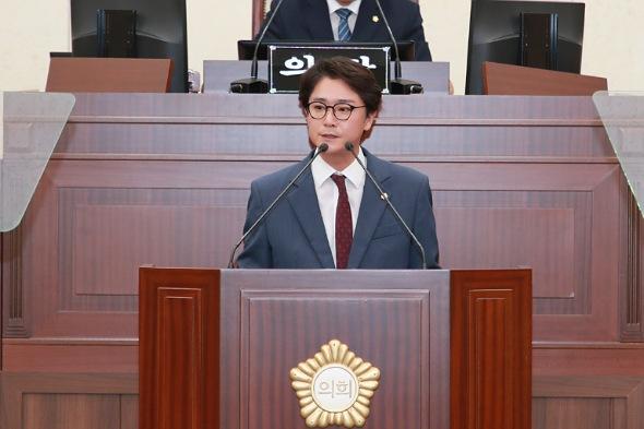 NSP통신-안동시의회 김창현 의원이 5분 자유발언을 통해 친수도시로 도약하기 위해 먼저 치수대책을 강화할 것을 주문했다. (사진 = 안동시의회)