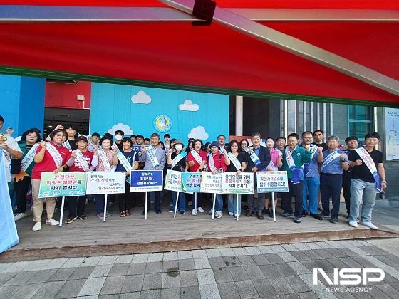 NSP통신-진안군은 9일 오전 추석 명절을 앞두고 진안고원 시장에서 군청 직원 및 유관기관이 함께 전통시장 장보기 행사 및 물가안정 캠페인을 실시했다. (사진 = 진안군)