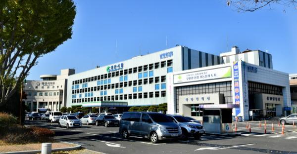 NSP통신-조현일 경산시장은 9일 다함께 돌봄 시설인 K보듬 6000 제1호점 경산을 방문해 시설 관계자들을 격려하고 소통의 시간을 가졌다. (사진 = 경산시)