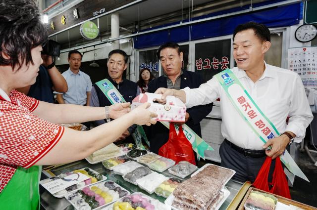 NSP통신-지난해 추석을 앞두고 이재준 수원시장이 수원의 한 전통시장에서 장을 보고 있는 모습. (사진 = 수원시)