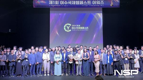 NSP통신-정기명 여수시장이 제1회 여수 국제 웹페스트 수상자와 기념 촬영을 하고 있다. (사진 = 여수시)