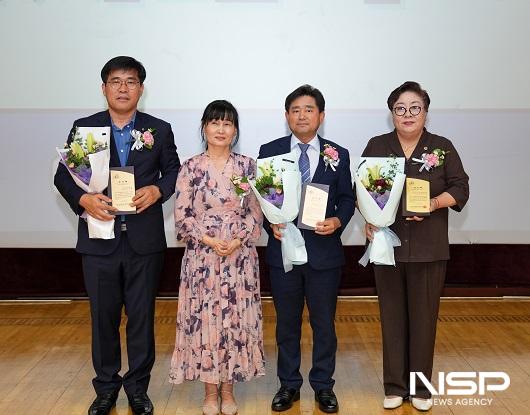 NSP통신-박정희 전북도의원(오른쪽 첫번째)이 10일 전북도 지역아동센터 종사자 대회에서 지역사회의 발전과 아동복지 향상에 기여한 공로를 인정받아 감사패를 수여받았다. (사진 = 전북특별자치도의회)