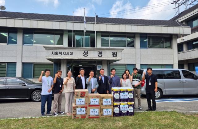 NSP통신-김성중 경기도 행정1부지사가 추석을 맞아 10일 동두천시 성경원 노숙인재활시설을 방문한 가운데 종사자들과 함께 기념촬영을 하고 있다. (사진 = 경기도)