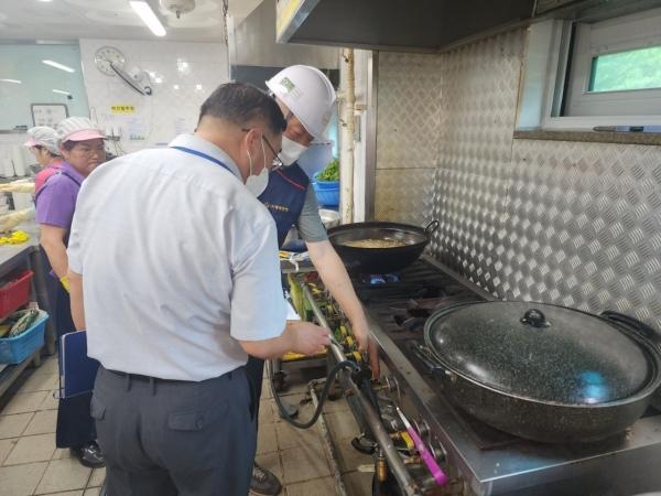 NSP통신-곡성군이 추석을 맞아 지난 6일 곡성소방서와 합동으로 실시한 다중이용시설 안전점검. (사진 = 곡성군)