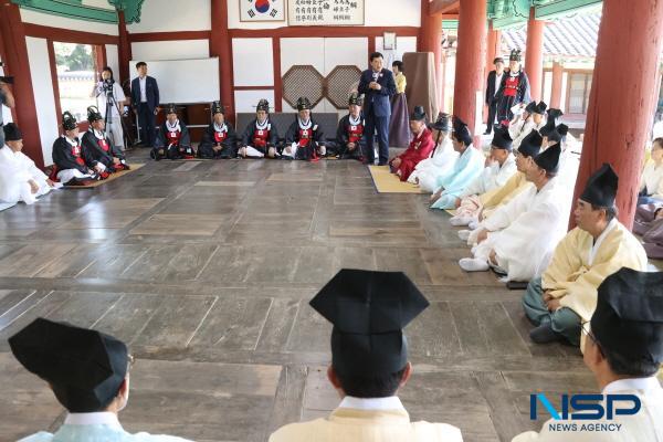 NSP통신-경주향교 추계 석전대제가 10일 오전 향교 내 대성전에서 경주시 유림 인사 등 100여 명이 참석한 가운데 봉행됐다. (사진 = 경주시)