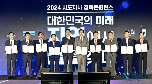 NSP통신-이철우 경상북도지사는 10일 서울 포시즌즈 호텔에서 개최된 2024 시도지사 정책콘퍼런스에 참석해 지역경제 활성화 세션에서 경북도의 성공 사례인 K-농업대전환 에 대해 발표했다. (사진 = 경상북도)