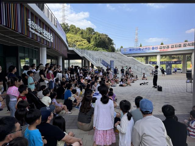 NSP통신-용인어린이상상의숲에서 열린 아임버스커 공연 모습. (사진 = 용인문화재단)