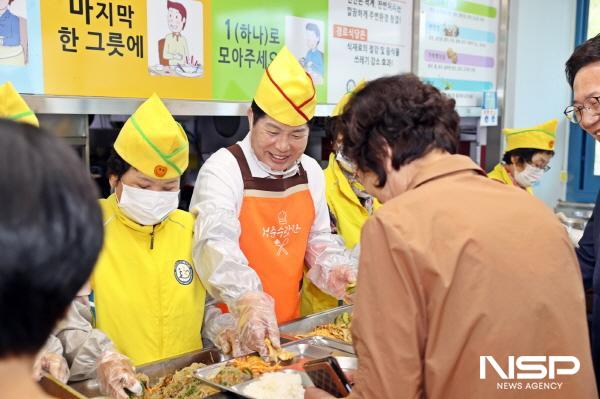NSP통신-공영민 고흥군수는 추석을 맞아 경로식당 급식 봉사와 사회복지시설을 위문했다 (사진 = 고흥군)
