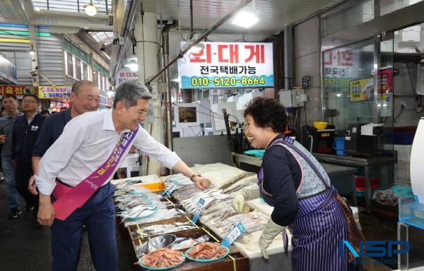 NSP통신-이강덕 포항시장이 추석 연휴를 앞둔 11일 구룡포시장을 찾아 경기침체로 어려운 상황에도 생업에 열중하는 상인들을 만나 애로사항을 청취하고 서민경제와 민생 동향을 살폈다. (사진 = 포항시)