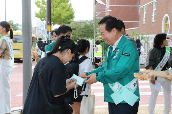 NSP통신-안동시 아이 먼저 어린이 교통안전 캠페인 실시, 횡단보도 앞 일단 멈춤 아이 먼저 보내주세요 (사진 = 안동시)