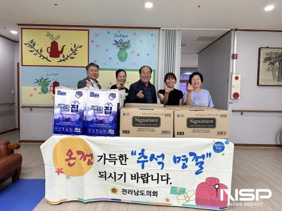 NSP통신-강정일 전남도의원 노경회노인복지센터 위문품 전달 (사진 = 전남도의회)