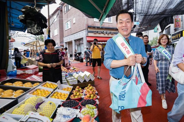 NSP통신-11일 이재준 수원시장이 북수원시장에서 장을 보는 모습. (사진 = 수원시)