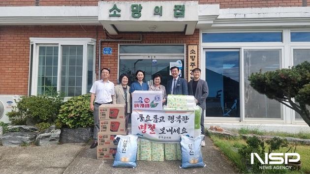 NSP통신-완주군의회가 12일 민족 고유 명절인 추석을 앞두고 관내 사회복지시설을 방문해 시설 입소자들에게 생필품을 전달하고 어려운 여건 속에서도 최선을 다하는 복지시설 종사자들을 격려했다. (사진 = 완주군의회)