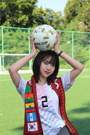 [NSP PHOTO]메타휴먼 한유아, 어려운 환경의 결연 아동 찾아 축구장 응원