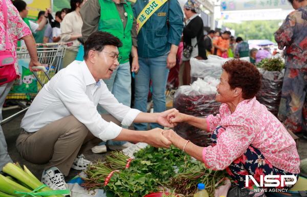 NSP통신-김철우 군수가 녹차골보성향토시장 상인들과 소통하고 있다. (사진 = 보성군)