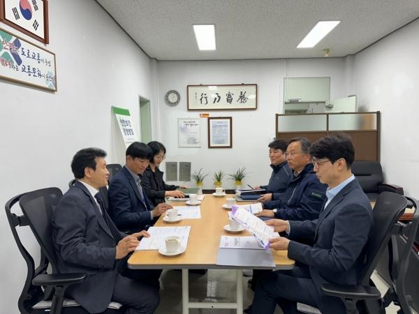 NSP통신-전남교육청과 도로교통공단 관계자들이 전남 직업계고 저소득층 학생을 위한 운전면허 비용 지원 방안을 협의하고 있다. (사진 = 전남교육청)