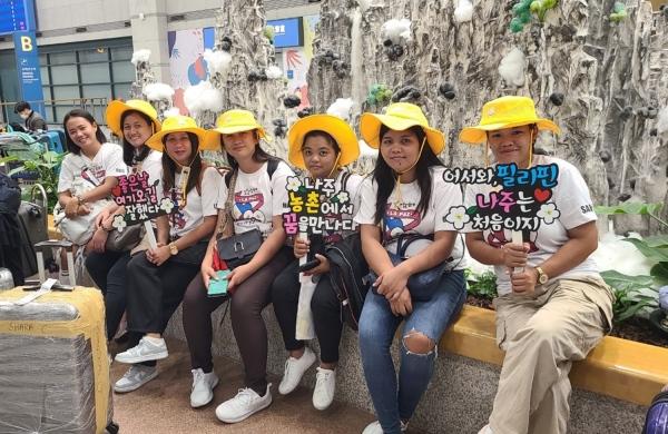 NSP통신-나주시가 지난 7월 가진 필리핀 외국인 계절 근로자 입국 환영식. (사진 = 나주시)