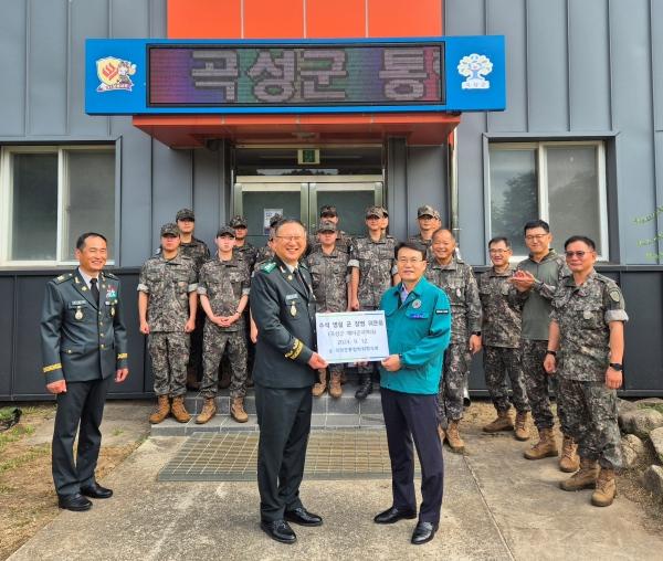 NSP통신-이귀동 군수 권한대행이 12일 제7391-2대대 군장병을 찾아 위문품을 전달하고 있다. (사진 = 곡성군)