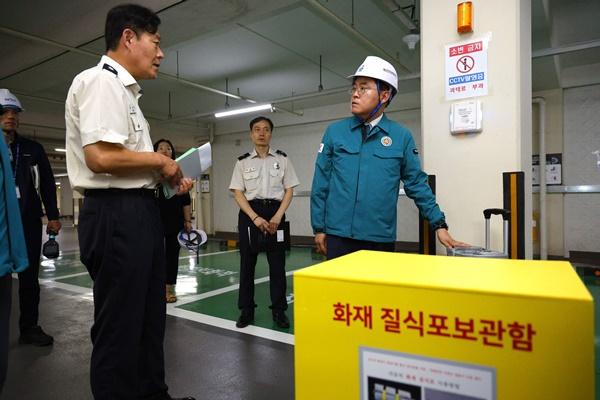 NSP통신-진교훈 강서구청장의 전기차 화재 예방 현장 안전 점검 모습 (사진 = 강서구)