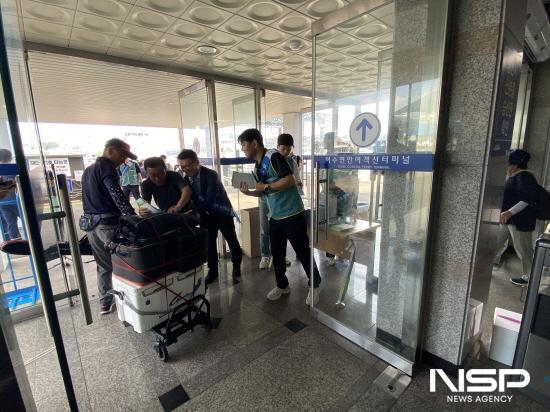 NSP통신-전기차 안전수칙 리플렛과 홍보용품 배부 (사진 = 여수광양항만공사)