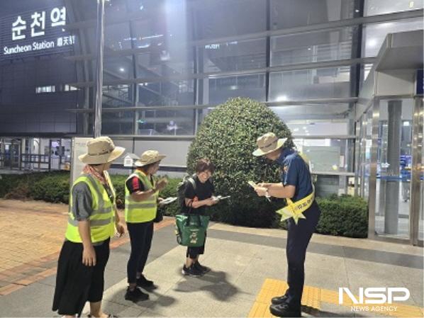 NSP통신-순천경찰서는 외국인 치안봉사단 13명과 함께 순천역 일대 야간 합동 순찰 실시 (사진 = 순천경찰)