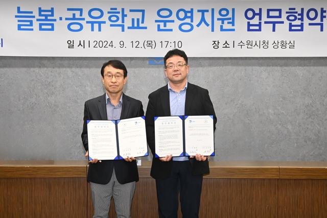 NSP통신-12일 김현수 수원시 제1부시장(오른쪽)과 송준호 경기도 수원교육지원청 학교지원국장(왼쪽)이 업무협약 후 기념촬영을 하는 모습. (사진 = 수원시)