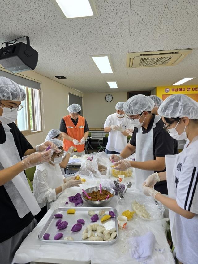 NSP통신-14일 오전 수원청년봉사단과 靑청수원 봉사단이 수원시자원봉사센터 4층에서 추석 명절 음식 만들기를 하는 모습. (사진 = 수원시자원봉사센터)