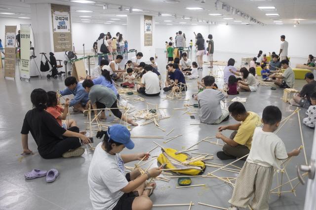 NSP통신-용인어린이상상의숲 추석 특별행사 구석구석 골목놀이터 운영 모습. (사진 = 용인문화재단)