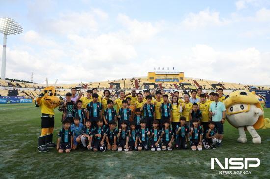 NSP통신-전남드래곤즈 선수단과 구례북초등학교 축구팀 기념 찰영 (사진 = 구례군청)