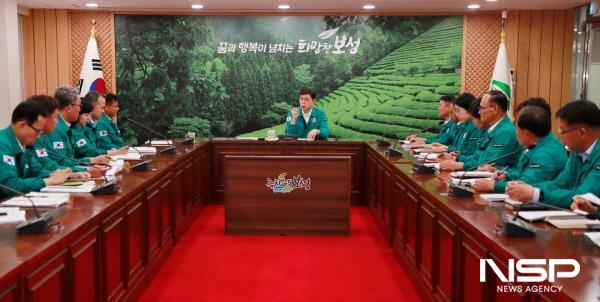 NSP통신-방제 약제비 지원을 위한 대책 회의를 하고 있다...예비비 5억 5000만 원 긴급 투입 (사진 = 보성군)