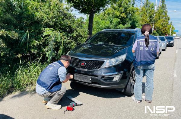 NSP통신-여수시 단속반이 자동차세 및 차량 관련 과태료 체납차량 번호판 영치작업을 하고 있다. (사진 = 여수시)