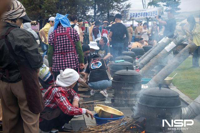 NSP통신-20204 다담축제에서 밥 짓기 경연대회 참가자들이 장작불을 피우며 밥 짓기를 하고 있는 모습. (사진 = 조이호 기자)