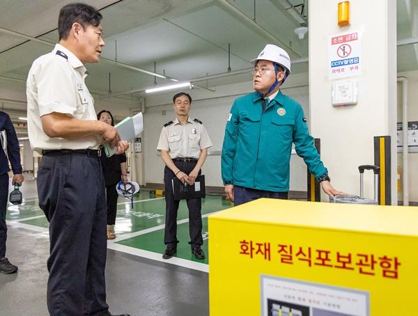 NSP통신-진교훈 강서구청장의 전기차 화재 예방 종합대책 점검 모습 (사진 = 강서구)