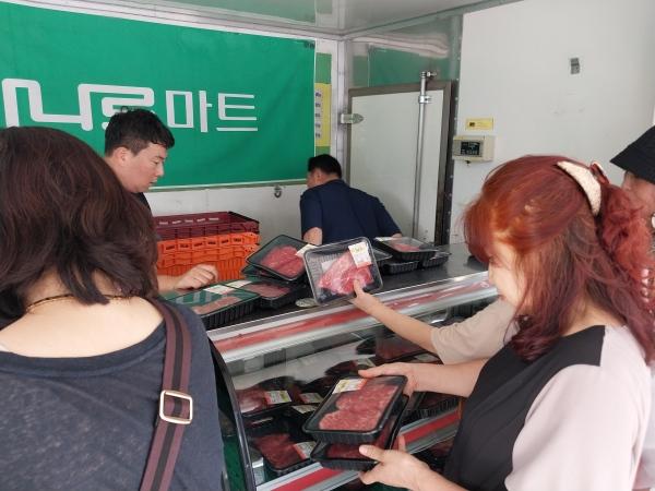 NSP통신-강진완도축협 이동판매차량에서 소비자가 강진 한우고기를 구입하고 있다. (사진 = 강진군)