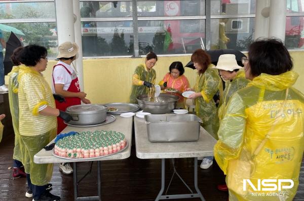NSP통신-여천동 통장협의회 회원들이 사랑해 빨간밥차 무료급식 행사에서 음식을 준비하고 있다. (사진 = 여수시)