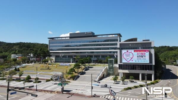 NSP통신-고흥군은 군의회 청사 벽면에 대형 LED 전광판을 설치하고 다양한 행정 정보를 실시간 제공한다 (사진 = 고흥군)