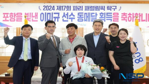 NSP통신-이강덕 포항시장은 23일 시청 대외협력실에서 2024년 파리 패럴림픽 탁구 여자복식에서 동메달을 획득한 이미규 선수를 격려했다. (사진 = 포항시)