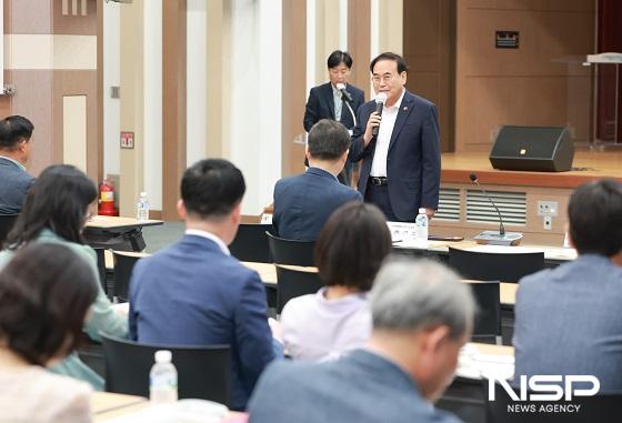 NSP통신-서거석 전북교육감이 23일 도교육청 2층 강당에서 진행된 지역과 함께 교육포럼에서 인사말을 하고 있다. (사진 = 전북교육청)