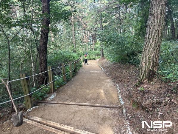 NSP통신-조례호수공원 내 호수산 산책로 복구 작업 중인 모습 (사진 = 순천시)