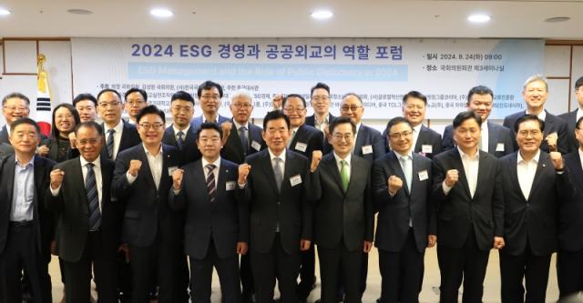 NSP통신-24일 오전 서울 국회의원 회관 제3세미나실에서 열린 2024 ESG 경영과 공공외교의 역할 포럼에서 김동연 경기도지사, 김진표 전 국회의장, 여.야 국회의원 등이 기념촬영을 하고 있다. (사진 = 경기도)