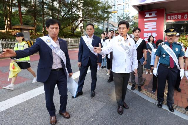 NSP통신-이상일 용인특례시장이 24일 수지구 신촌초 통학로 안전 점검을 하고 있다. (사진 = 용인특례시)