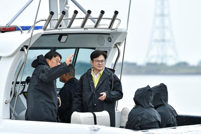 NSP통신-아라마리나 현장행정을 나선 김병수 김포시장 모습. (사진 = 김포시)