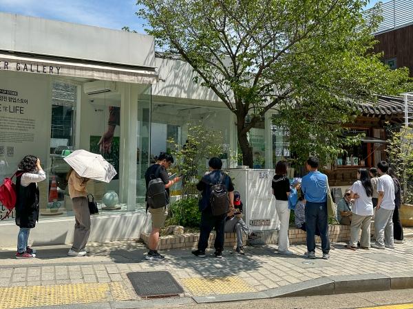 NSP통신-강진군이 지난해 10월 서울 성동구 성수동에서 개최한 초록믿음 강진 쇼핑몰 팝업 스토어에 관람객들이 줄지어 있다. (사진 = 강진군)