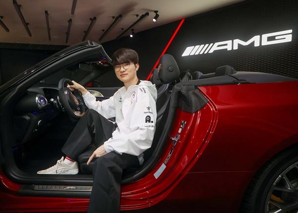 NSP통신-페이커 이상혁 선수와 세상에 하나뿐인 메르세데스-AMG SL (사진 = 메르세데스 벤츠 코리아)