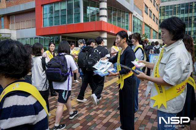 NSP통신-운양고에서 캠페인을 진행하며 학생들에게 도움이 되는 정보를 제공하고 있는 모습. (사진 = 조이호 기자)