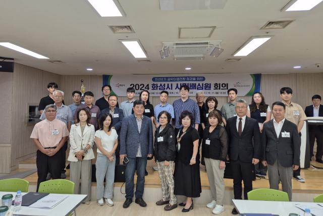 NSP통신-26일 시민배심원 회의 참석자들이 기념촬영을 하는 모습. (사진 = 화성시)