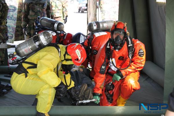 NSP통신-포항해양경찰서는 26일 포항신항 8부두 인근 해상에서 위험·유해물질(HNS) 사고를 대비한 2024년 민·관·군 합동 위험·유해물질 사고대응 훈련을 실시했다. (사진 = 포항해양경찰서)