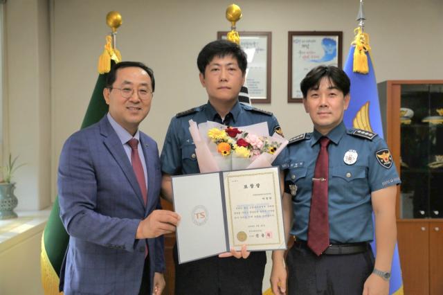 NSP통신-조정권 한국교통안전공단 경기남부본부 본부장(왼쪽)과 비산지구대 이성민 경사(가운데)와 장현덕 안양동안경찰서 서장(오른쪽)이 기념촬영을 하고 있다. (사진 = 한국교통안전공단 경기남부본부)